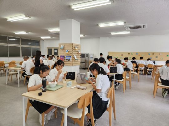 今日も食堂は賑わっています