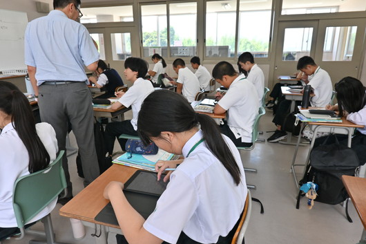 「真剣に取り組む生徒たちの姿」