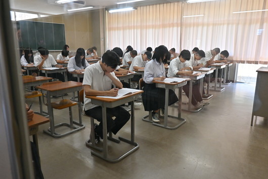 「今日から前期定期試験が始まりました」