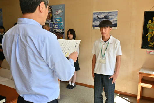 特待生認証式「模範生として頑張ってください」