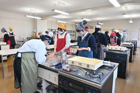 和菓子作りを通して伝統の技にふれる