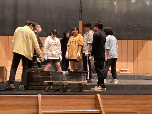 舞台完成へ　生徒たちの奮闘！