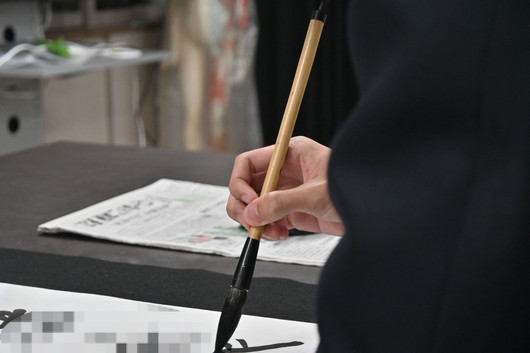 筆先に込めた『ようこそ』の心―新入生を迎える条幅書き―